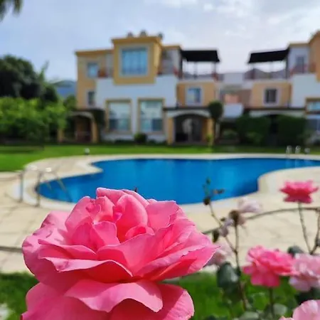 Apartamento Havuzlu Site Ici Plaja Yakin Ev Cirénia