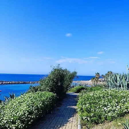 Havuzlu Site Ici Plaja Yakin Ev Daire Girne