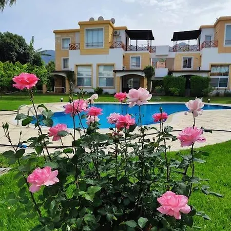 Apartment Havuzlu Site Ici Plaja Yakin Ev